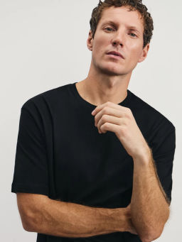 Базовая футболка regular fit / Zarina