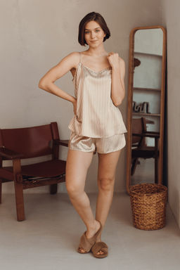 Кремовый комплект из атласа в полоску майка и шорты