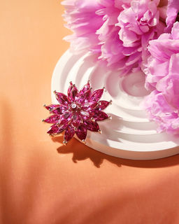 Брошь Цветок хризантема, цвет малиновый в серебре