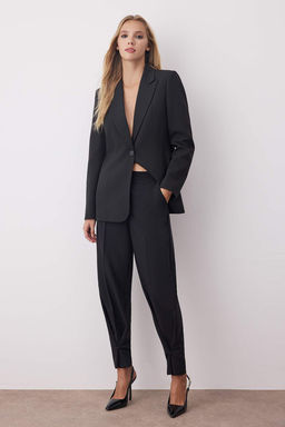 Siyah Paca Dugme Detayl? Wide Leg ve Havuc Olabilen Kumas Pantolon TWOAW26PL00032