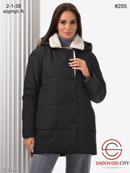 Весенняя женская куртка с меховым воротником