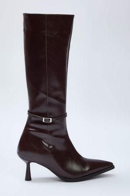 Siyah Bant Toka Detayl? Sivri Burun Ince Topuklu Cizme
TAKAW26CZ00011 - Trendyolmilla фото 9