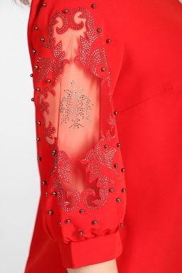 Платье с красивыми рукавами с вышивкой красное женское по колено