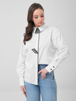 Блузка с декоративным цветком