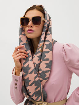 В составе шерсть. Большой теплый двусторонний палантин