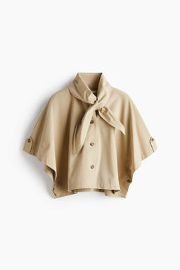Capa estilo gabardina con fular