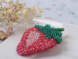 Klart набор для вышивания 10-020 Брошь. Клубника 4.5 х 6 см