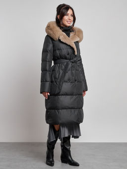 Пальто утепленное с капюшоном и мехом зимнее женское черного цвета 133203Ch - Visdeer фото 16