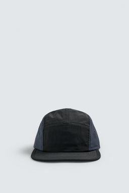 GORRA T?CNICA VISOR PLANO / Negro