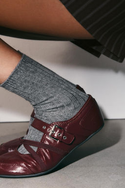 PATENT EFFECT BALLERINA SHOES WITH BUCKLES - Zara фото 10