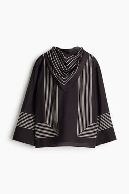 Blusa con pa?uelo decorativo
