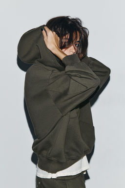 WASHED SWEATSHIRT WITH STARS AND STUDS - Zara фото 4