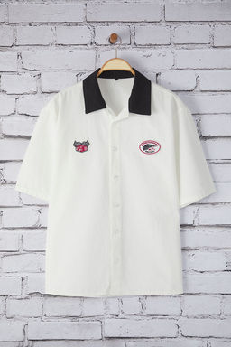 TRENDYOL MAN Ekru Oversize Fit Patch Etiket Detayl? Kontrast Yakal? %100 Pamuk Yazl?k Gomlek TMNSS25GO00043
