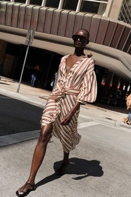 VESTIDO MIDI CINTUR?N RAYAS / Crudo / Granate