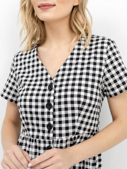 Платье женское на пуговицах с коротким рукавом в черно-белую клетку черно -белая клетка 152388 - Mark formelle фото 3