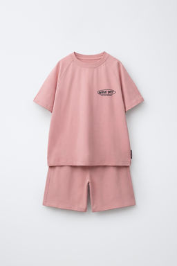 CONJUNTO CAMISETA Y BERMUDA TEXTO / Rosa lavado