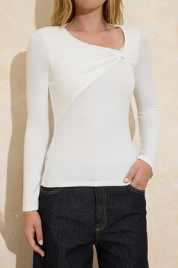 Ekru Fitted/Vucuda Oturan Asimetrik Yaka Aksesuar Detayl? Premium Yumusak Orme Bluz TWOSS26BZ00178 - Trendyolmilla фото 3