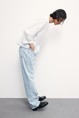 Blusa con detalles de encaje en escalera