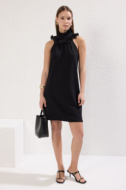 TRENDYOLMILLA Siyah Duz Midi Yaka Detayl? Krep Esnek Orme Elbise TWOSS25EL00065