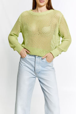 Джемпер из вязаного трикотажа с плетением в виде сетки. Составьте комплект с майкой из Базы.