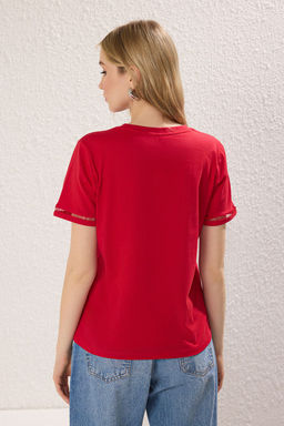 K?rm?z? %100 Pamuk Isleme Detayl? Basic Bisiklet Yaka Orme T-Shirt TWOSS23TS00012