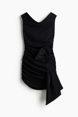 Vestido off-the-shoulder drapeado