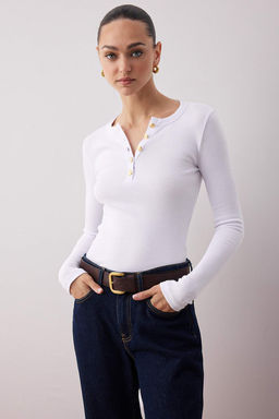 Beyaz Bisiklet Yaka Dugmeli Fitted/Vucuda Oturan Esnek Fittilli Orme Bluz TWOAW26BZ00063