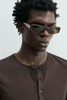 CAMISETA SLIM FIT CUELLO PANADERO / Marr?n oscuro