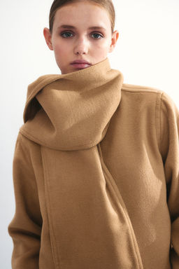 Chaqueta de fieltro con bufanda