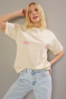 TRENDYOLMILLA Tas Premium %100 Suprem S?rt ve On Bask?l? Oversize/Genis Kal?p Orme T-Shirt TWOSS25TS00072