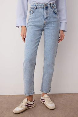 Mavi Yuksek Bel Comfort Yeni Mom Jeans TWOAW26JE00058 - Trendyolmilla фото 3