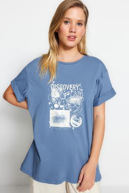 TRENDYOLMILLA Indigo %100 Pamuk Bask?l? Boyfriend/Genis Kal?p Bisiklet Yaka Orme T-Shirt TWOSS22TS1304