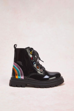 Siyah Fermuarl? ve Bagc?kl? Kucuk K?z Cocuk Kids Postal Rugan Bot
TAKAW26BO00010