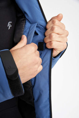 Водоотталкивающее водонепроницаемое пальто приталенного кроя DeFactoFit с флисовой подкладкой и капюшоном  фото 6