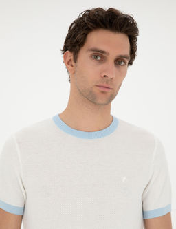 Белая приталенная трикотажная футболка с круглым вырезом