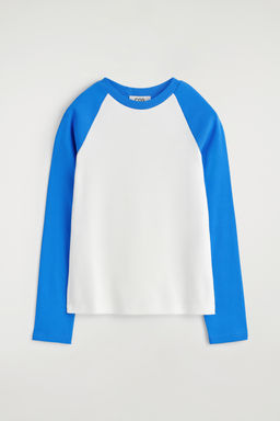 CAMISETA CON MANGAS EN CONTRASTE