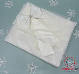 Набор в кроватку включает бортики, балдахин, простыню без резинки, наволочку, подушку и одеяло-пододеяльник.