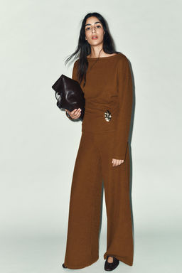 TEXTURED TOP WITH BUCKLE