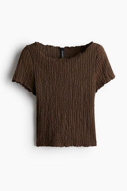Camiseta texturizada con detalles sobrehilados