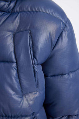 Водоотталкивающее пальто с капюшоном и карманами на молнии для мальчика - Defacto фото 8