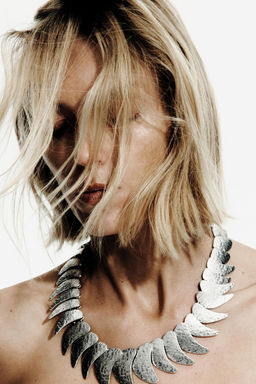 COLLAR PLACAS MET?LICAS L?GRIMAS / Plata