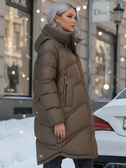 Пальто зимнее утепленное с капюшоном женское коричневого цвета 7747K - Visdeer фото 17
