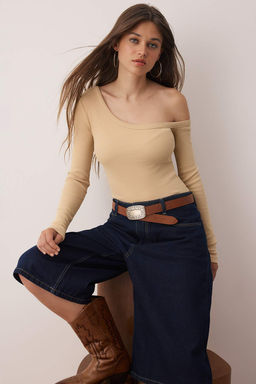 Trendyolmilla Siyah Fitted/Vucuda Oturan Omzu Ac?k Fitilli Pamuklu Esnek Orme Bluz TWOAW23BZ00475  фото 7