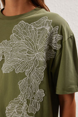 Haki Aksesuar Detayl? Oversize/Genis Kal?p Orme T-Shirt TWOSS25TS00045