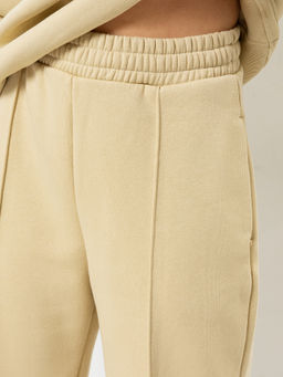 Утепленные джоггеры свободного силуэта в оттенке горчица - Mark formelle фото 4