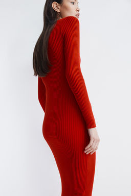 Vestido ajustado con escote barco