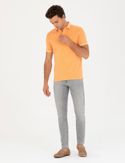 Оранжевая приталенная футболка с воротником-поло