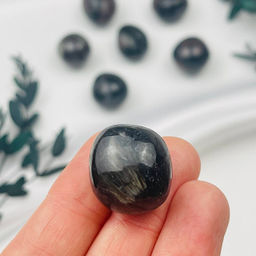 Галтовка из Граната с Арфведсонитом