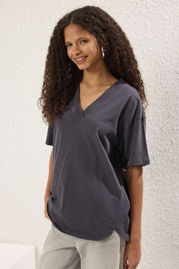 TRENDYOLMILLA Antrasit %100 Pamuk V Yaka Oversize/Genis Kesim Orme T-Shirt TWOSS25TS00162