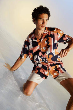 Рубашка обычного кроя с открытым воротником и короткими рукавами